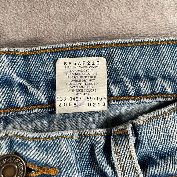 90’s Levi’s 550 Relaxed Fit Light Wash Denim Jeans - Picture 5 of 12